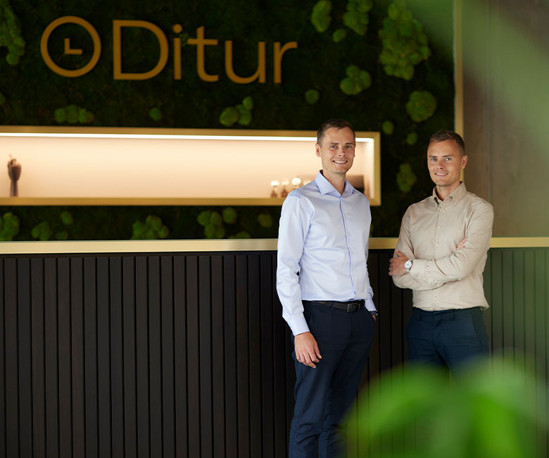 Kasper y Mikkel en la tienda Hasselager de Ditur.